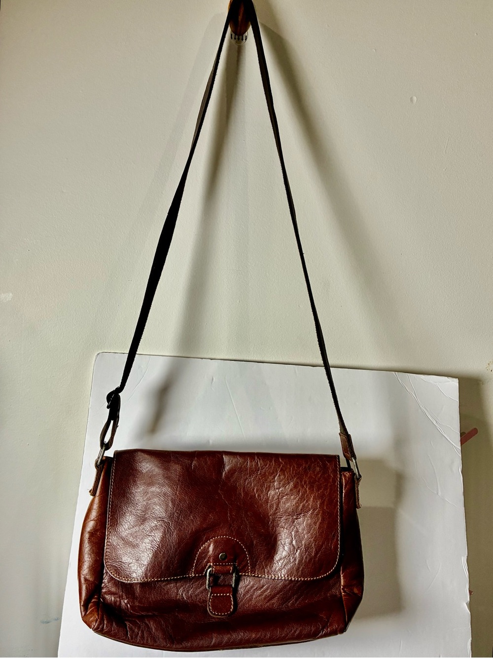 Classic Brown Leather Messenger Bag - Timeless Men's Crossbody - Picture 6 of 9
